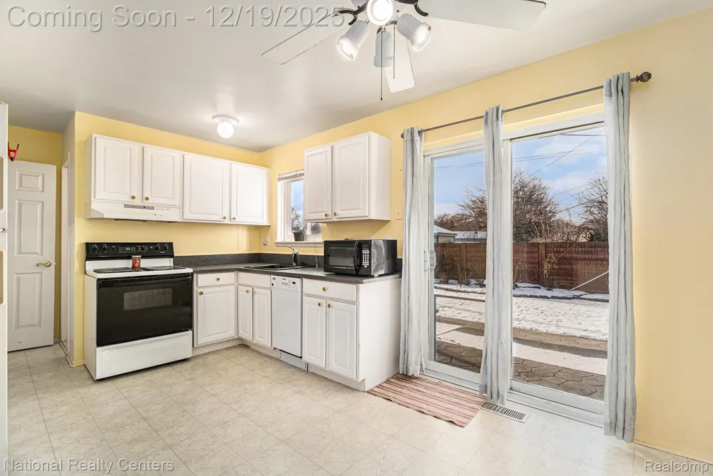 27809 Eastwick Sq. Roseville City, MI 48066