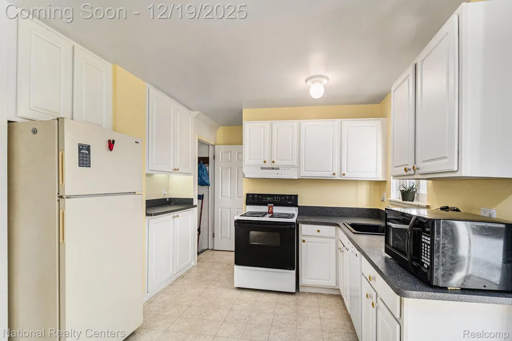 27809 Eastwick Sq. Roseville City, MI 48066