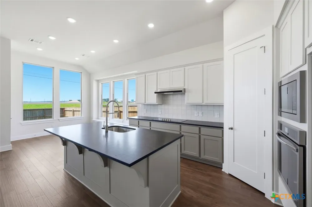 255 White Oak Castroville, TX 78009