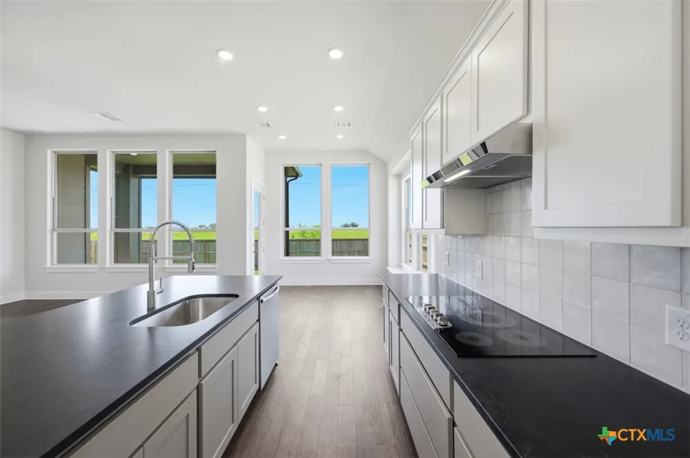 255 White Oak Castroville, TX 78009