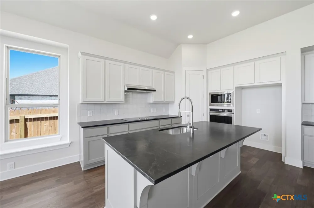 255 White Oak Castroville, TX 78009