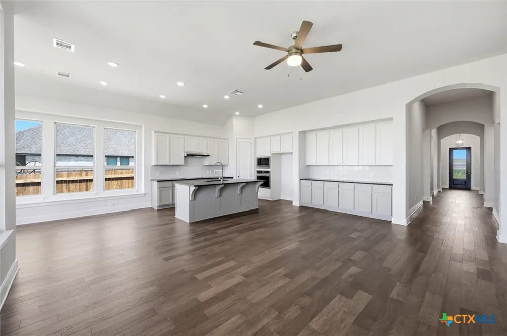 255 White Oak Castroville, TX 78009