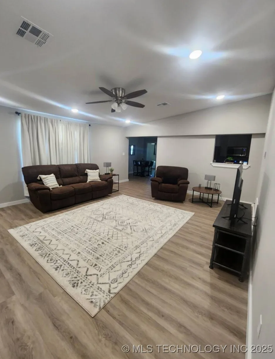 907 S McKinley Calera, OK 74730