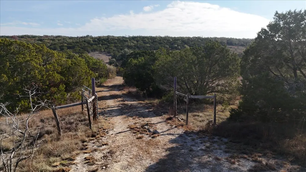 445 E Skyline Acres Wimberley, TX 78676