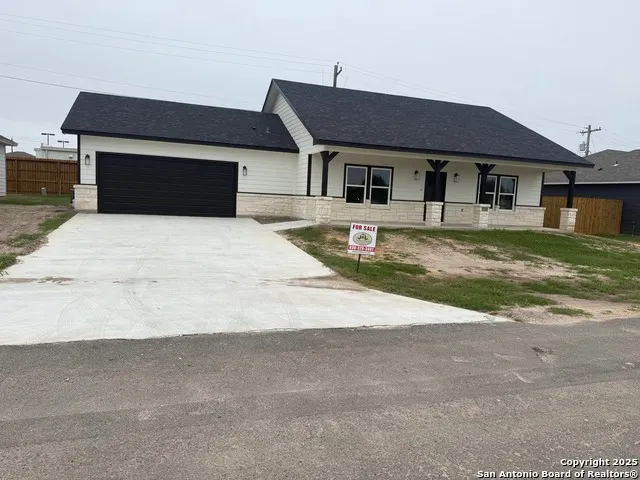 1541 NE Maryville Loop Beeville, TX 78102