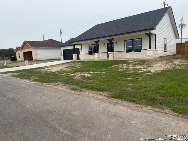 1541 NE Maryville Loop Beeville, TX 78102