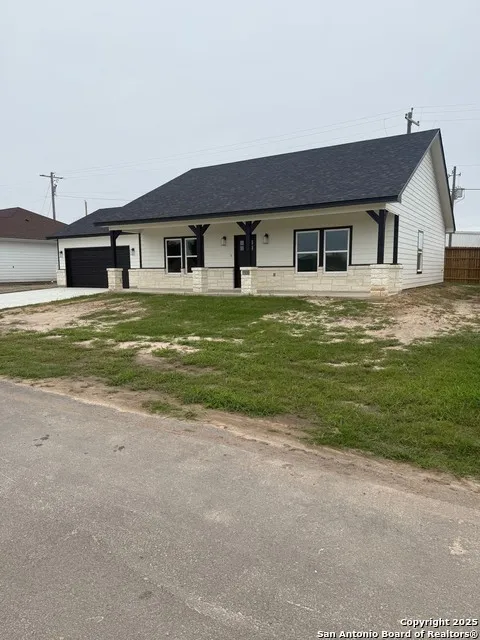 1541 NE Maryville Loop Beeville, TX 78102