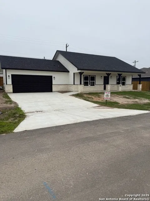 1541 NE Maryville Loop Beeville, TX 78102