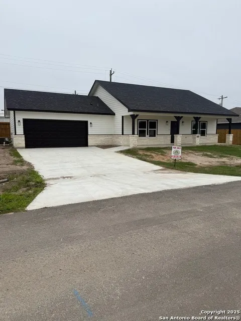 1541 NE Maryville Loop Beeville, TX 78102