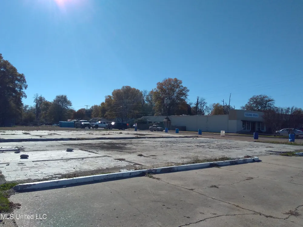 E 82 Highway Indianola, MS 38751