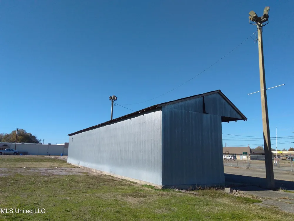 E 82 Highway Indianola, MS 38751
