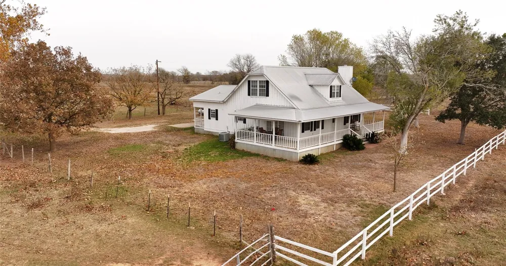 1505 Prairie Valley Road West Point, TX 78963