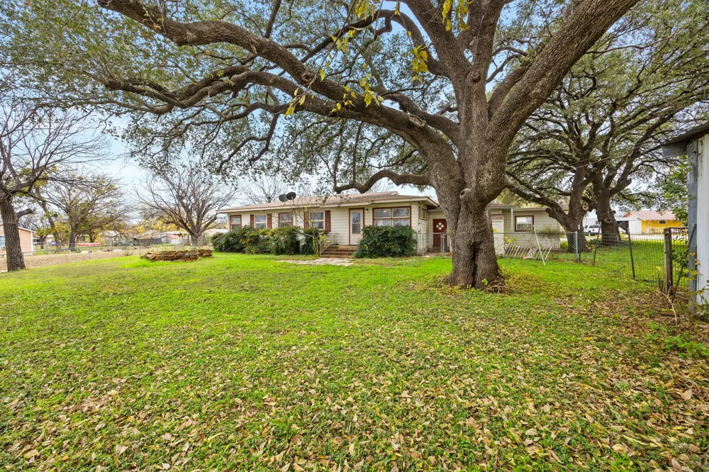 1002 W Woodlawn Street San Saba, TX 76877