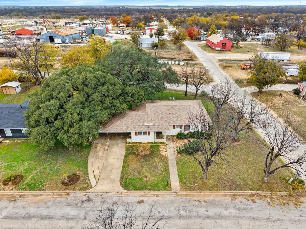 1002 W Woodlawn Street San Saba, TX 76877