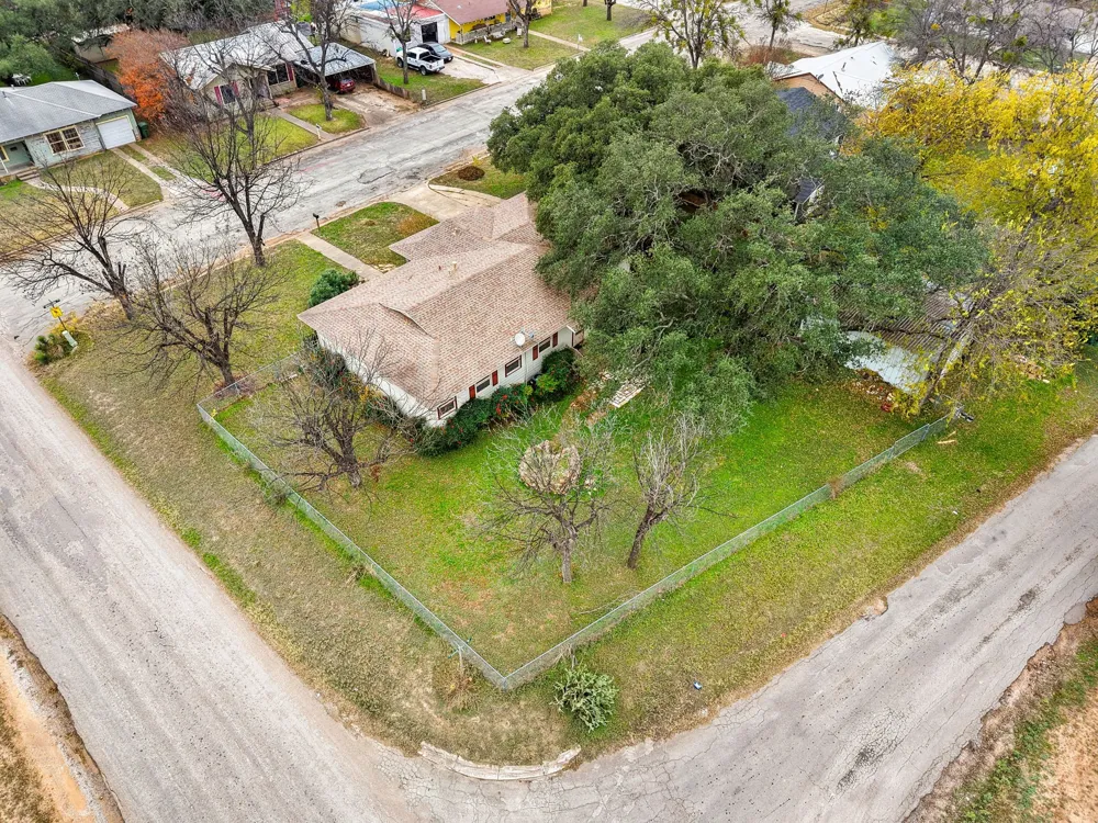 1002 W Woodlawn Street San Saba, TX 76877