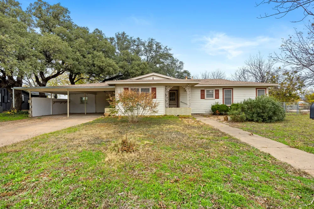 1002 W Woodlawn Street San Saba, TX 76877