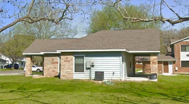 106 Walnut St Hallettsville, TX 77964