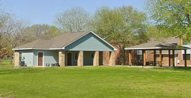 106 Walnut St Hallettsville, TX 77964