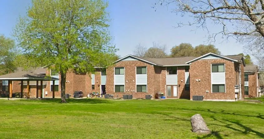106 Walnut St Hallettsville, TX 77964