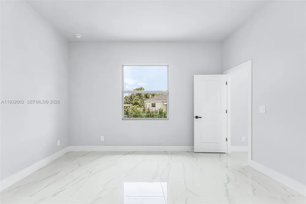 748 748 CHESTNUT ST E Lehigh Acres, FL 33974