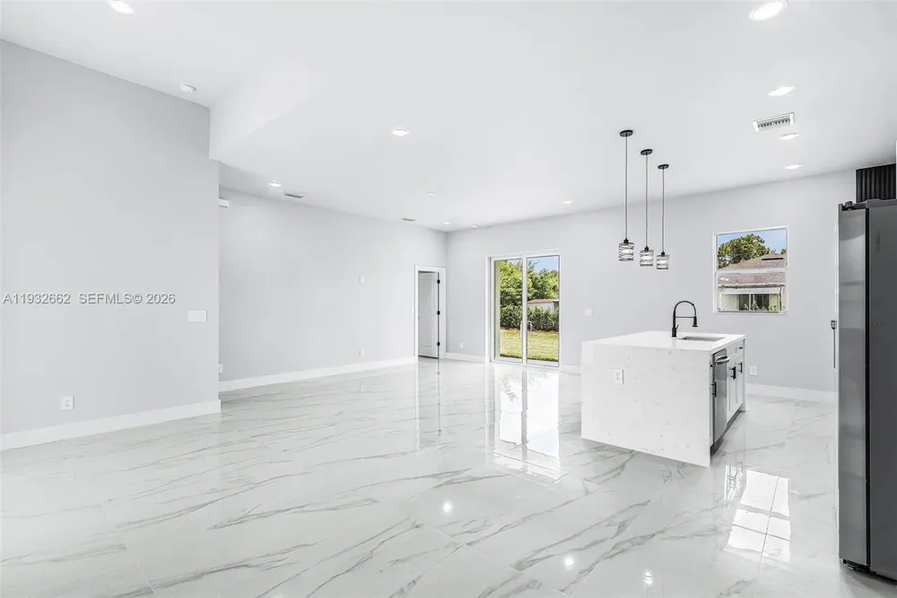 748 748 CHESTNUT ST E Lehigh Acres, FL 33974