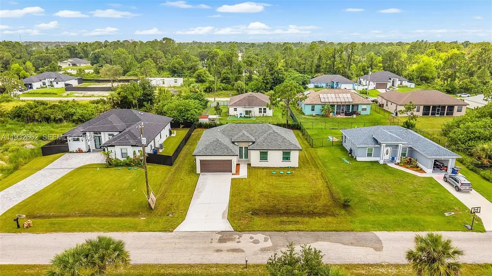 748 748 CHESTNUT ST E Lehigh Acres, FL 33974
