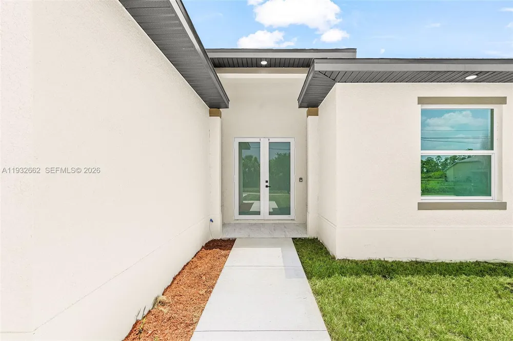 748 748 CHESTNUT ST E Lehigh Acres, FL 33974