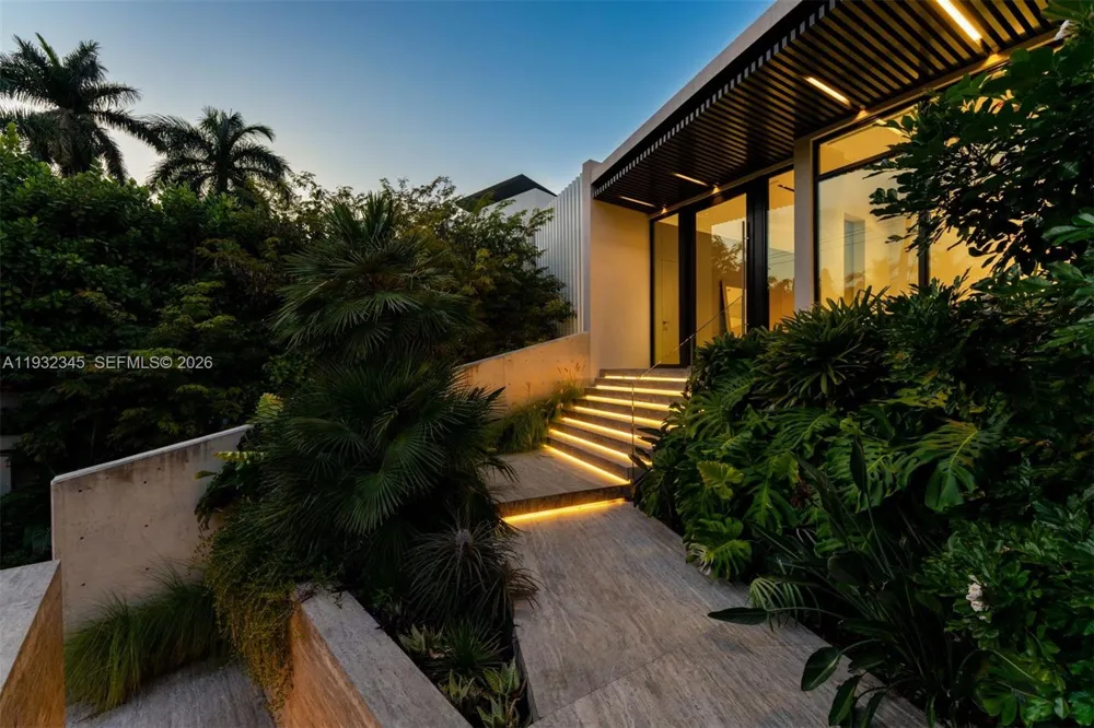 1413 Venetian Way Miami, FL 33139