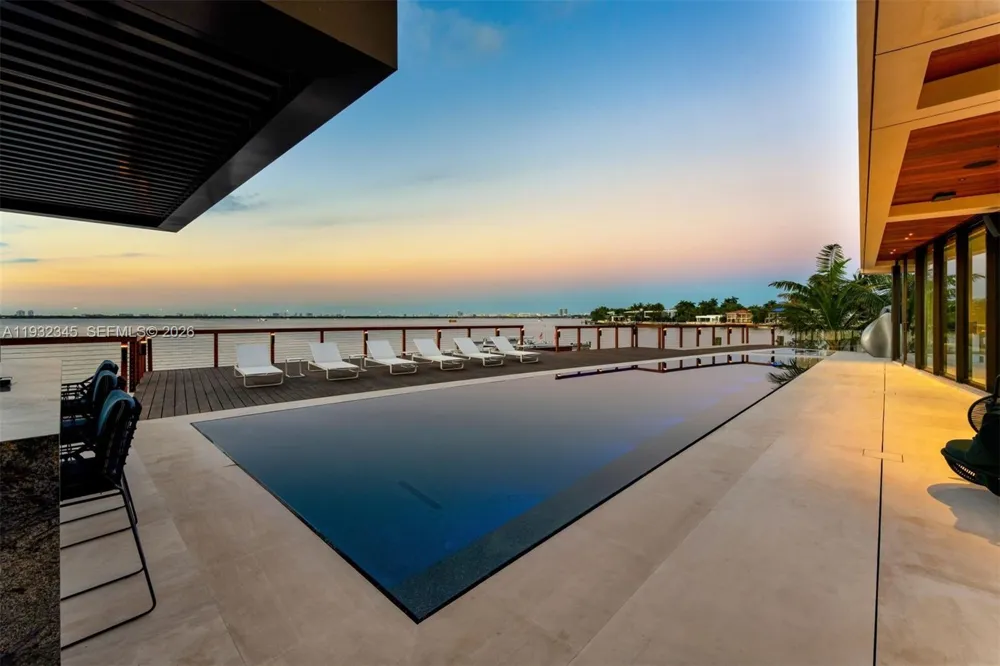 1413 Venetian Way Miami, FL 33139