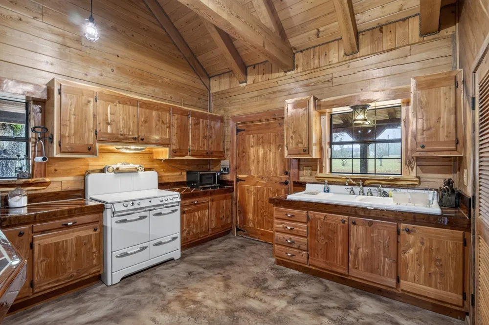 3723 E Fm 256 E Colmesneil, TX 75938
