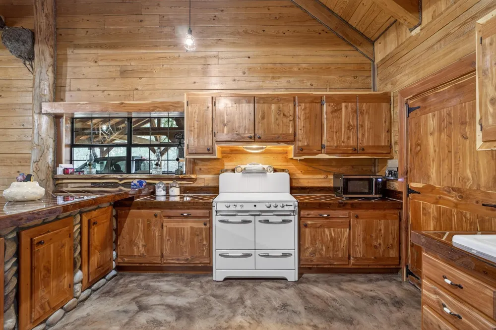 3723 E Fm 256 E Colmesneil, TX 75938