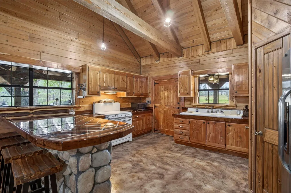 3723 E Fm 256 E Colmesneil, TX 75938