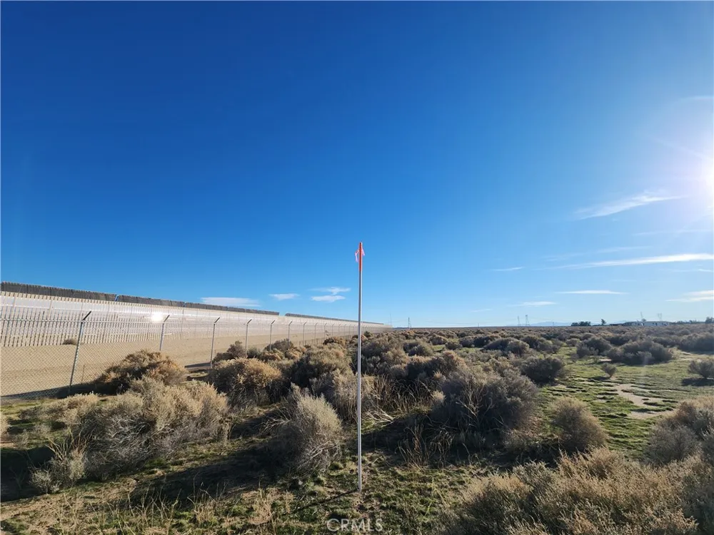 20 Edie Road Hinkley, CA 92347