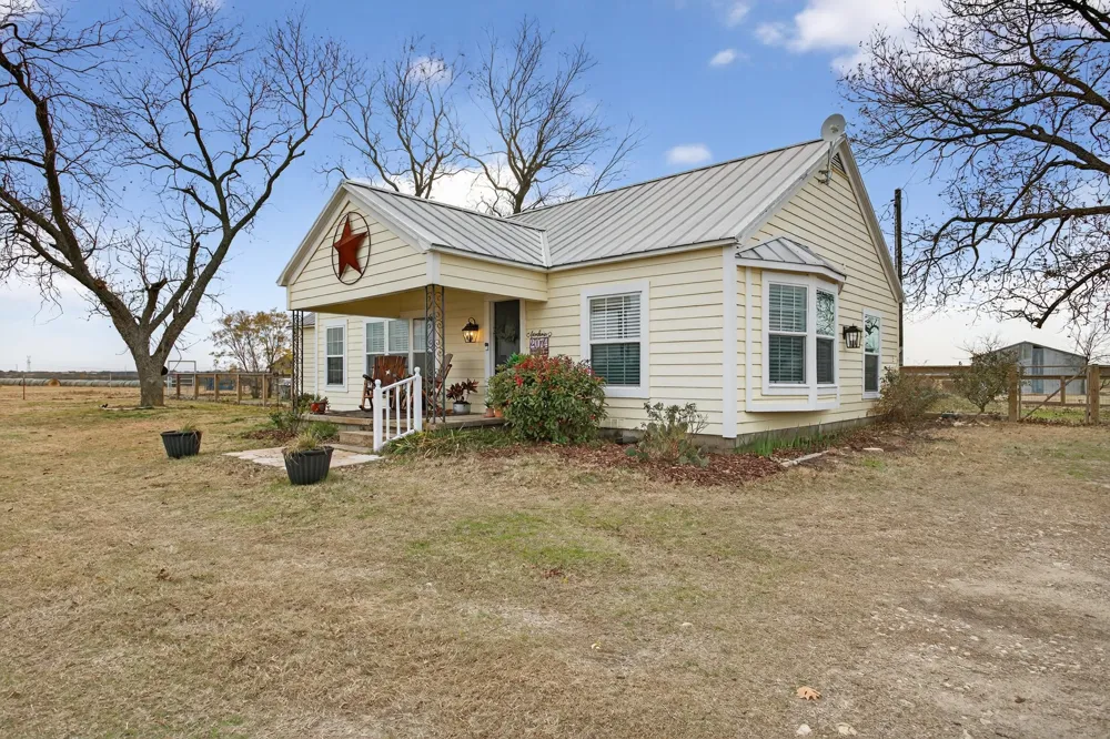 2074 W Fm 922 Valley View, TX 76272