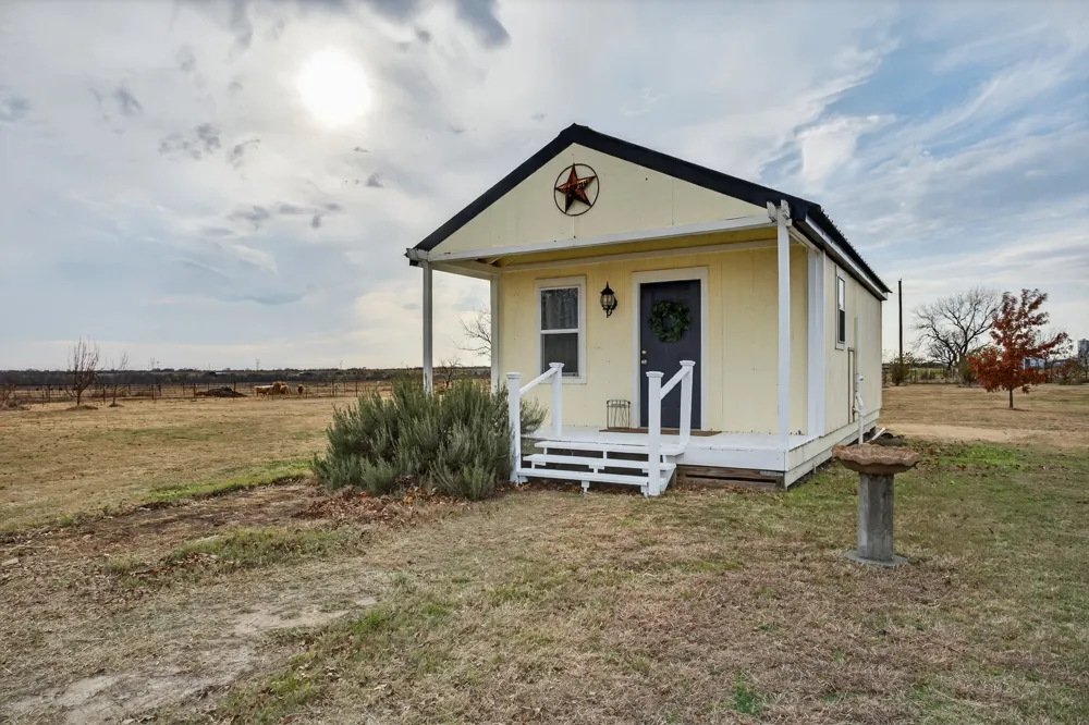 2074 W Fm 922 Valley View, TX 76272