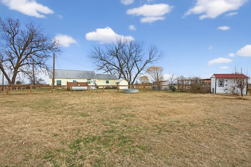 2074 W Fm 922 Valley View, TX 76272