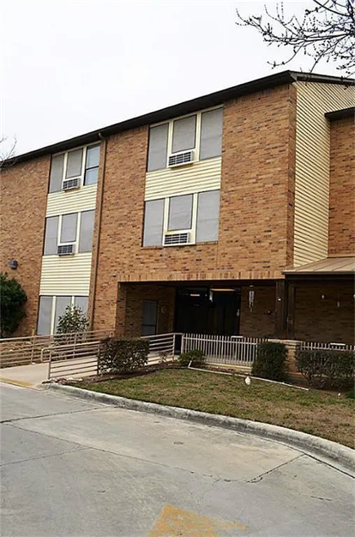 300 Cross Creek Dilley, TX 78017