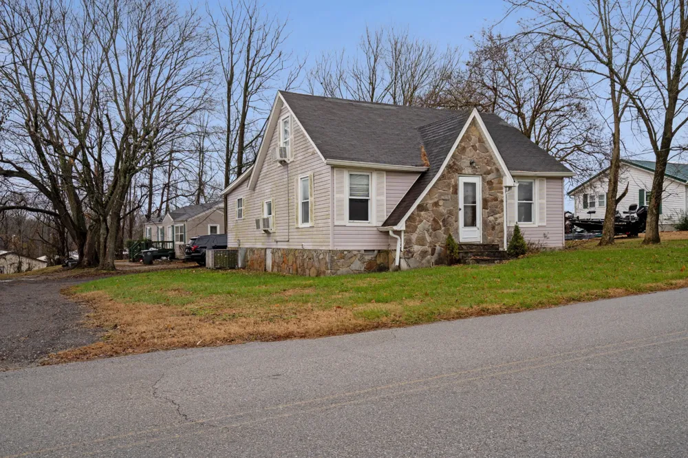 699 Oak St Lafayette, TN 37083