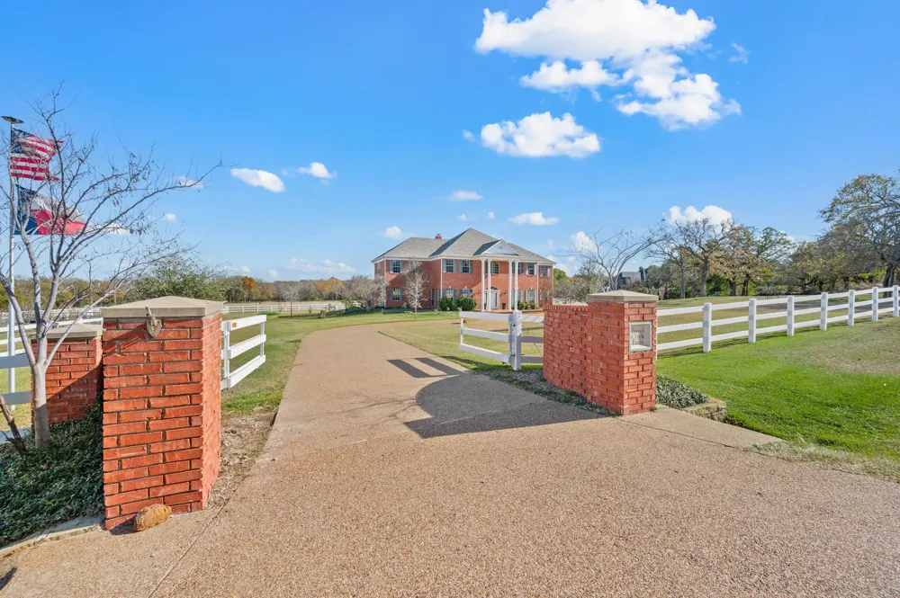 1077 Cardinal Drive Bartonville, TX 76226