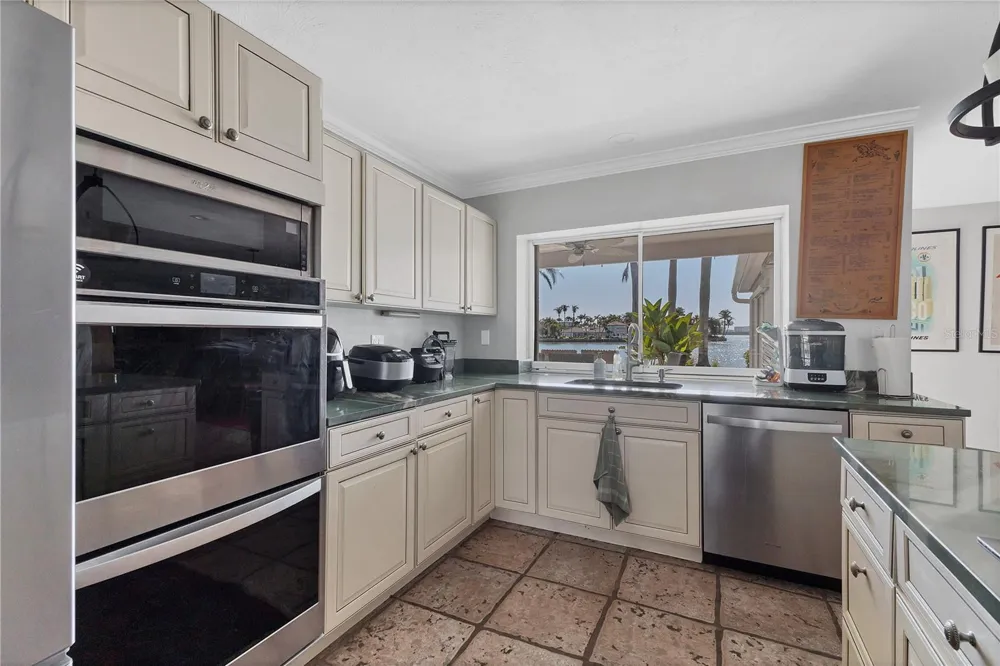 102 SEAGULL LANE Sarasota, FL 34236