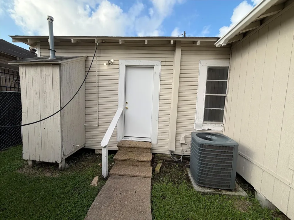 8213 E Erath Street Houston, TX 77012
