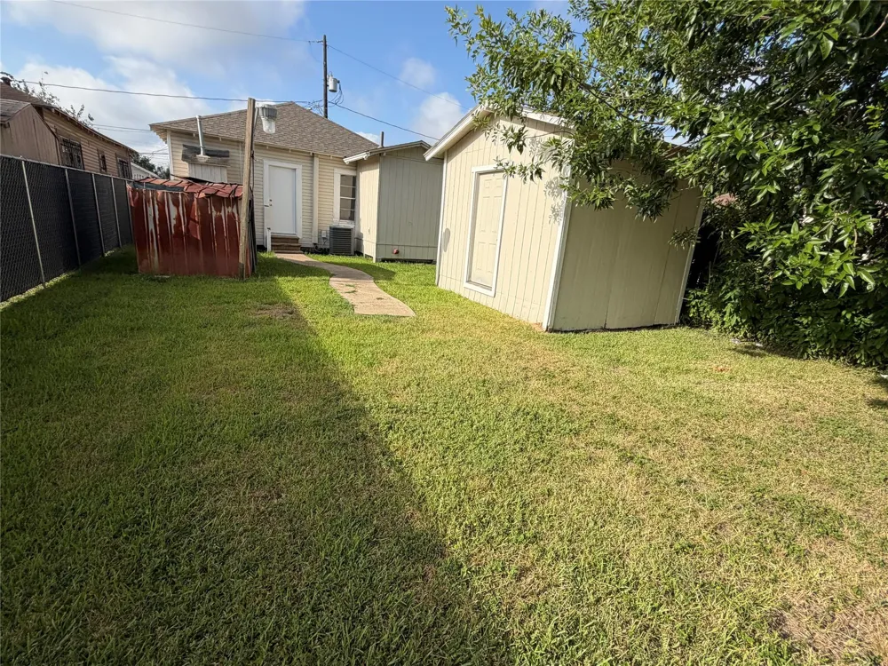8213 E Erath Street Houston, TX 77012
