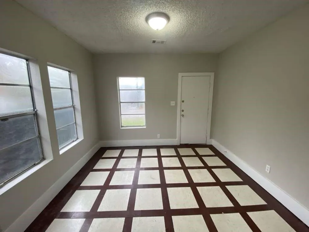 8213 E Erath Street Houston, TX 77012