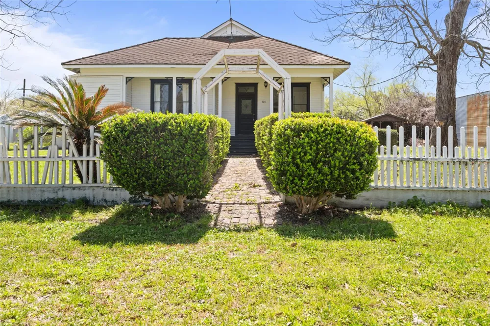 608 Miller Street Anahuac, TX 77514