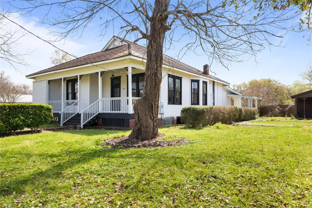 608 Miller Street Anahuac, TX 77514