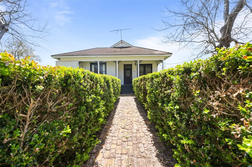 608 Miller Street Anahuac, TX 77514