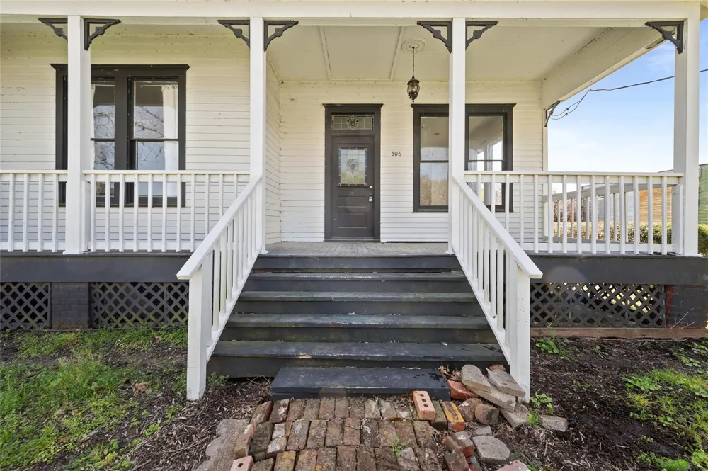 608 Miller Street Anahuac, TX 77514