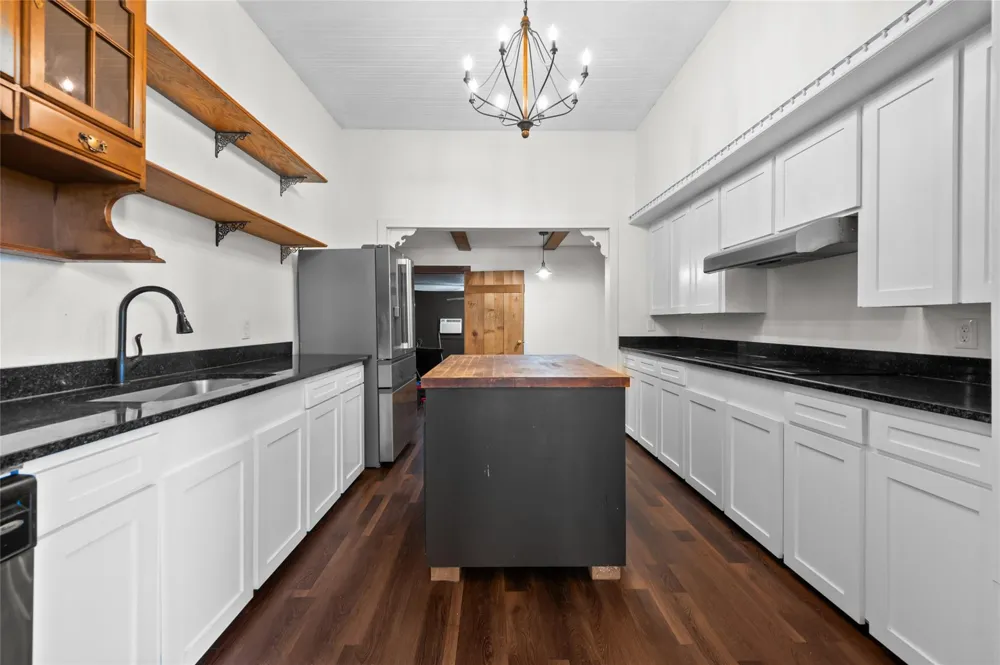608 Miller Street Anahuac, TX 77514