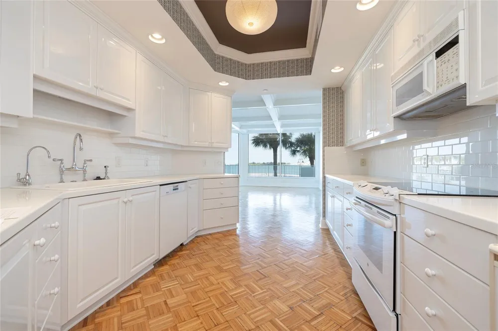 2 SEASIDE LANE #103 Belleair, FL 33756