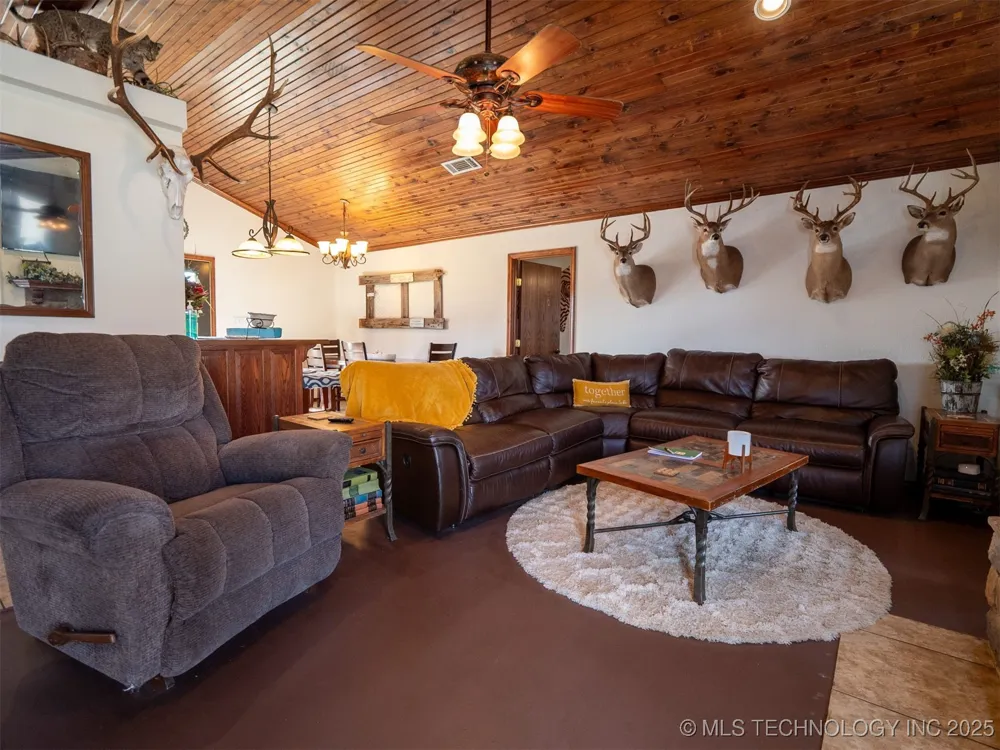 8446 E Greasy Bend Road Stringtown, OK 74569